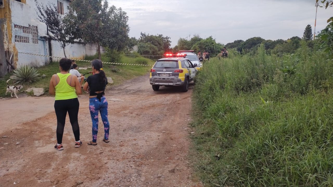Viaturas policiais às margens de rio na Vila Barigui onde corpo de adolescente foi encontrado