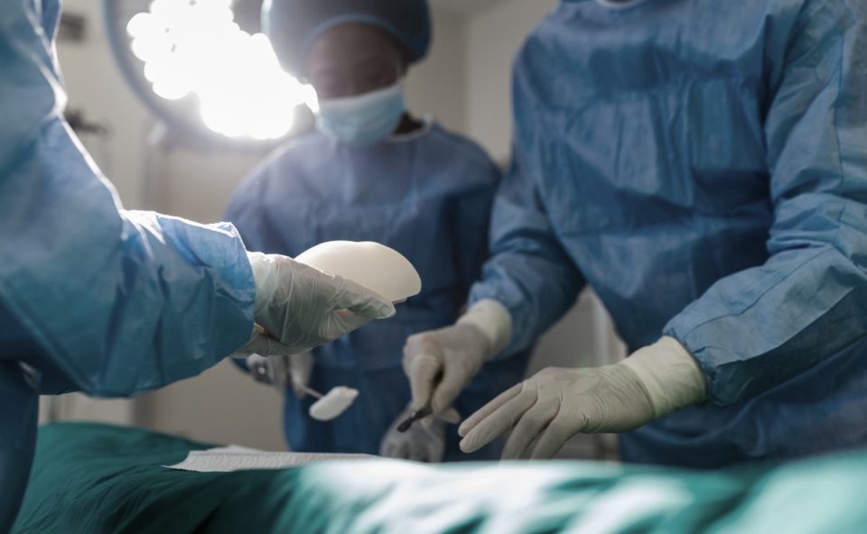 Foto de médicos em volta de paciente durante transplante
