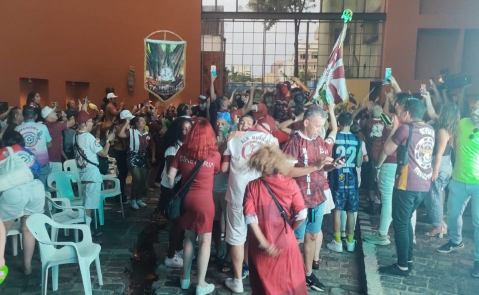 Escola de Samba Deixa Falar comemorando após ter sido entitulada campeã do Grupo Especial do Carnaval de Curitiba 2026.