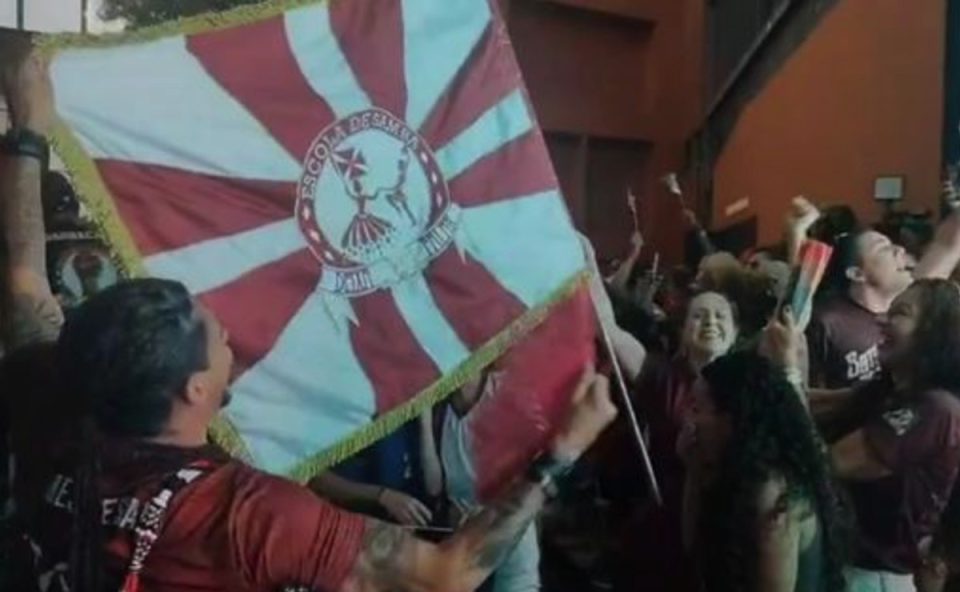 deixa-falar-campea-carnaval-curitiba-2026