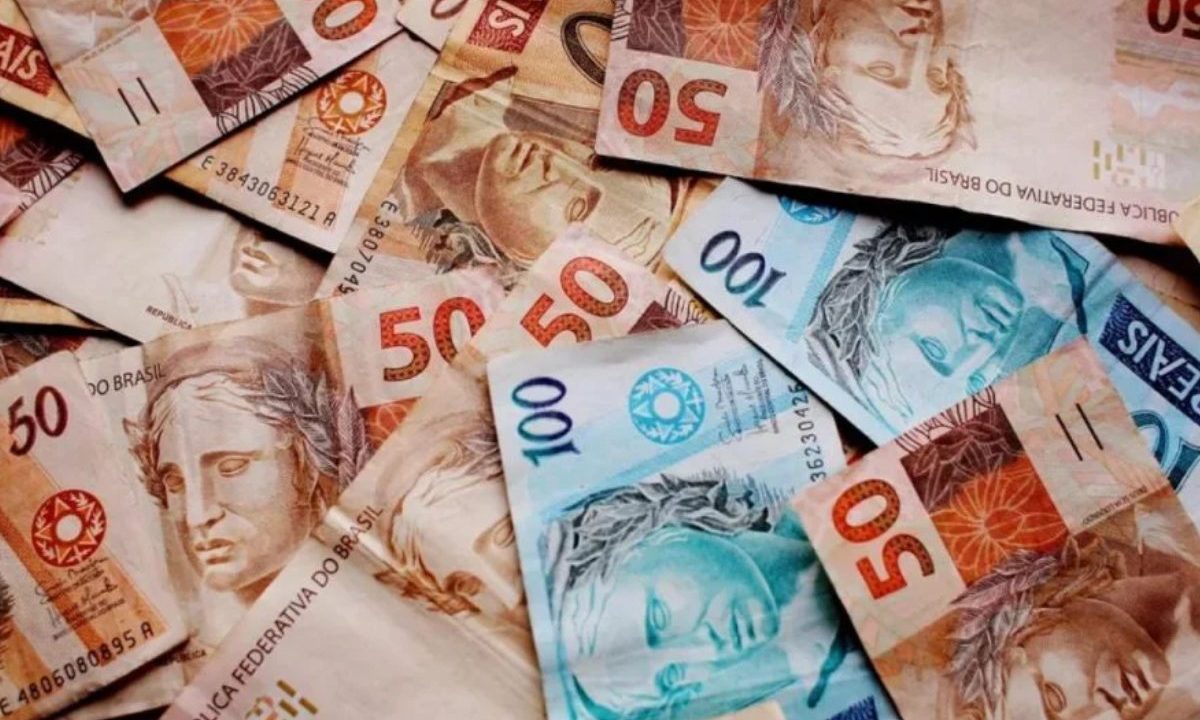 Foto ilustrativa de cédulas de reais