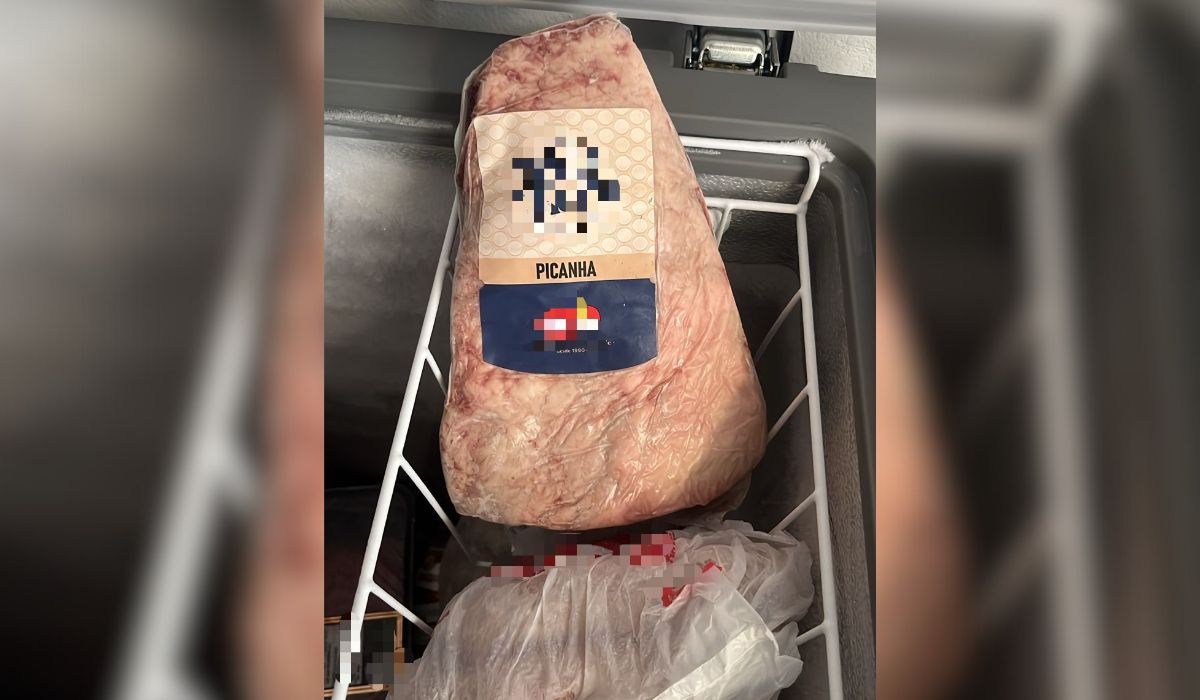 Foto divulgada pelo Ministério Público de Santa Catarina mostra peça de picanha dentro de cesto apreendido; há outra sacola ao lado, com conteúdo desconhecido