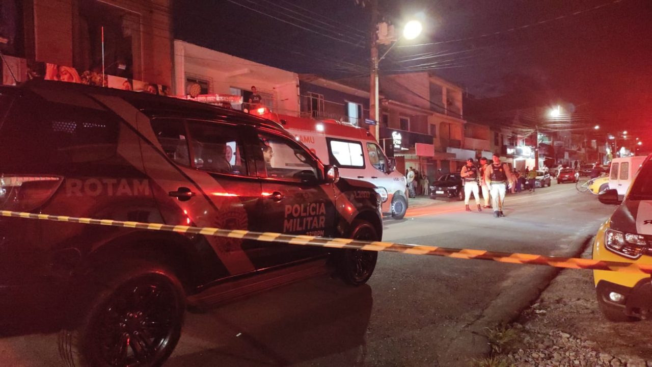 Viaturas da Polícia Militar e do Samu em frente à barbearia isolada após ataque a tiros na Cidade Industrial de Curitiba.
