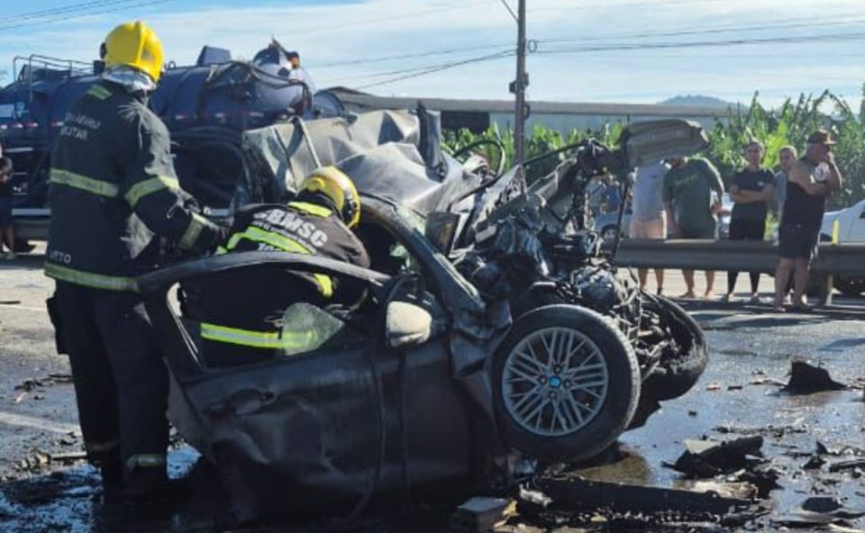 Foto registrada no local do acidente mostra veículos completamente destruídos por conta de engavetamento que matou três pessoas