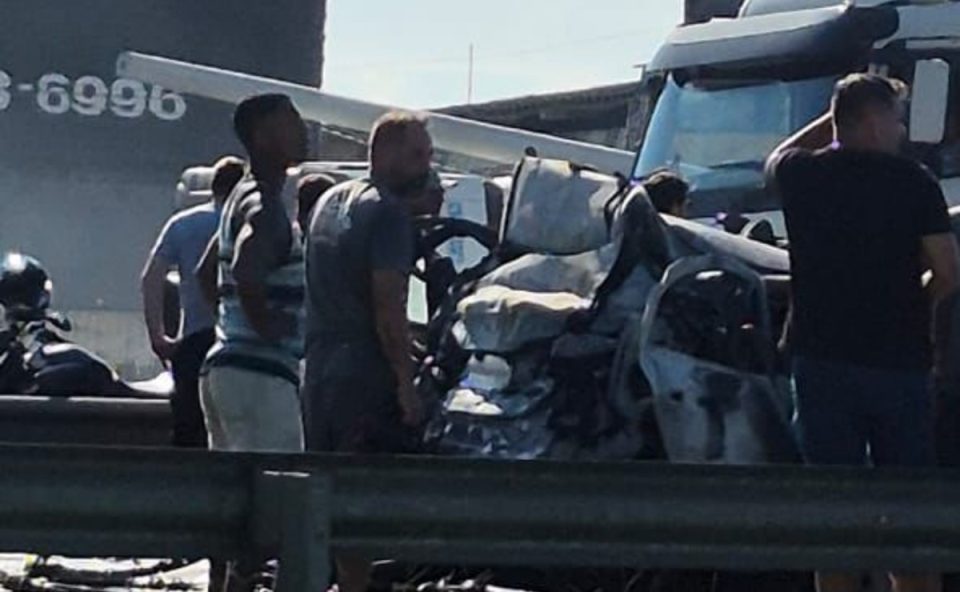 Foto registrada no local do acidente mostra veículos completamente destruídos por conta de engavetamento que matou três pessoas