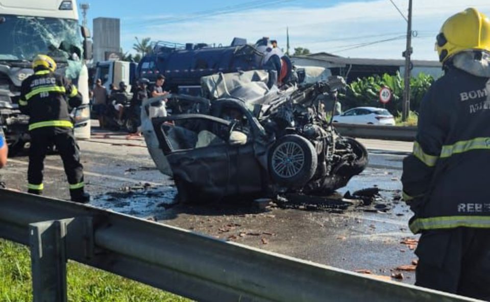 Foto registrada no local do acidente mostra veículos completamente destruídos por conta de engavetamento que matou três pessoas