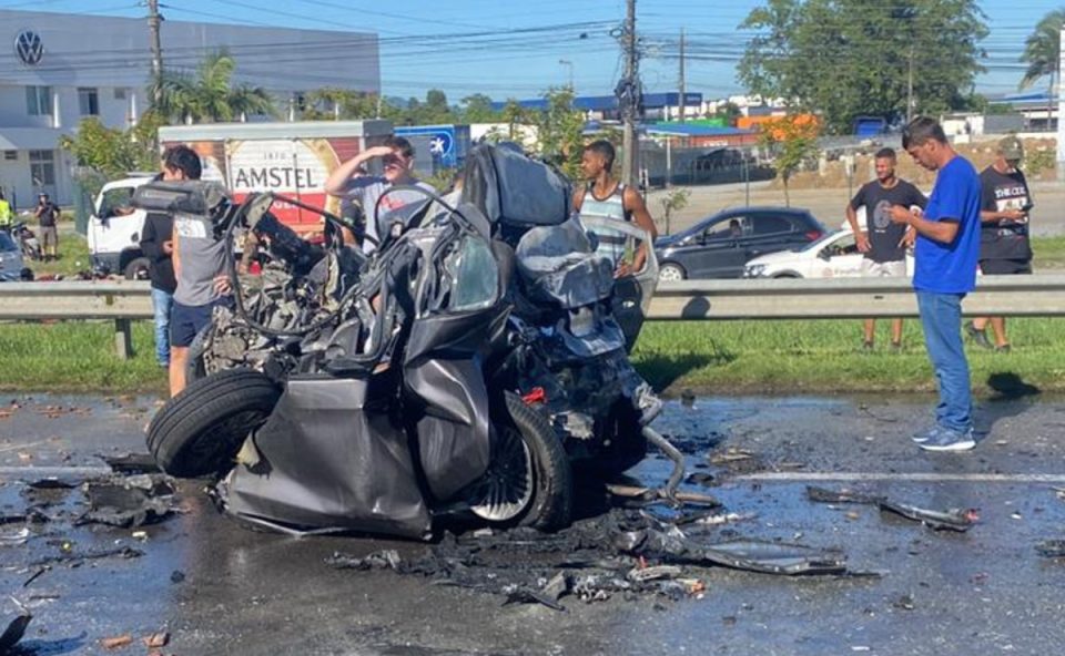 Foto registrada no local do acidente mostra veículos completamente destruídos por conta de engavetamento que matou três pessoas