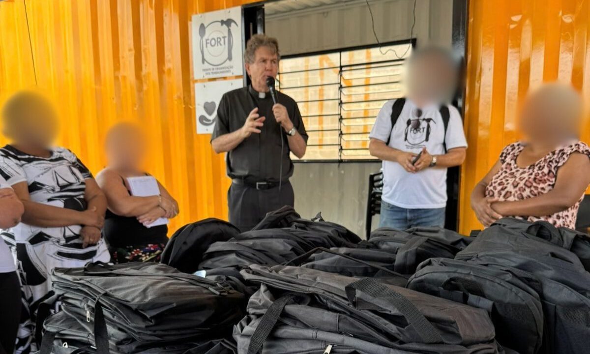 Padre Joaquim Parron participa da entrega de kits de material escolar a famílias da periferia de Curitiba.