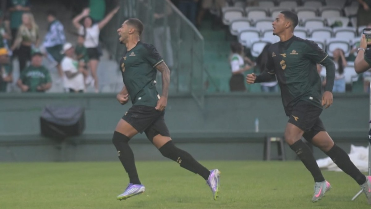 Fabinho comemora o primeiro gol do Coritiba contra o Cianorte. Foto: Ernani Ogata/Código 19