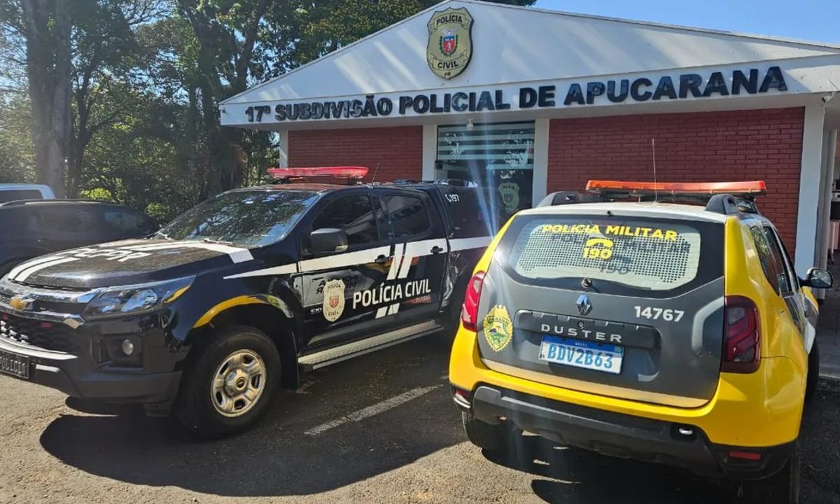 Viaturas da Polícia Militar e da Polícia Civil em frente a uma delegacia