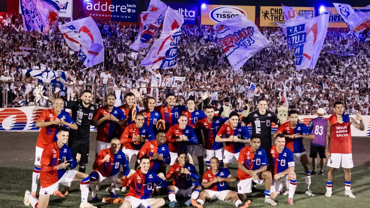 Jogadores do Paraná Clube posam para foto em frente a organizada Fúria Independente após a vitória.