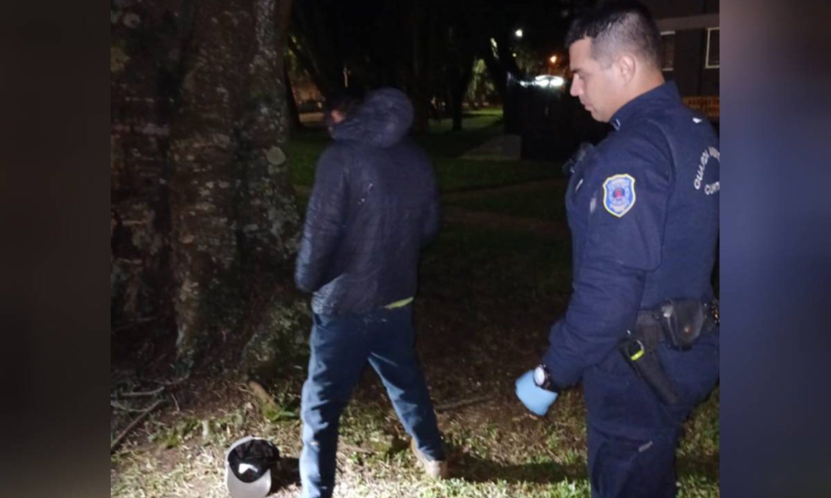 Foto mostra suspeito sendo preso por Guarda Municipal
