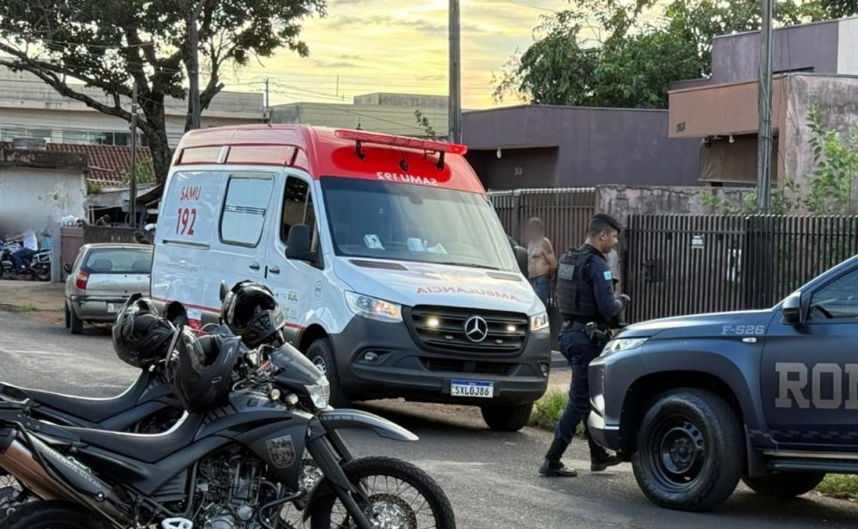 Foto mostra agentes da Guarda Municipal e ambulância do Samu paradas em frente a uma casa em Sarandi