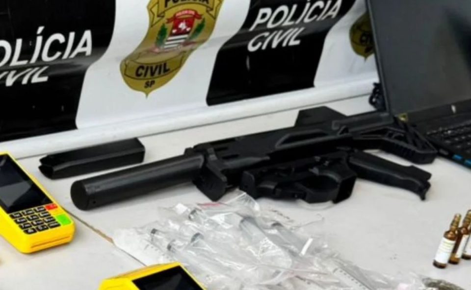 Fuzil impresso em impressora 3D em cima de mesa da polícia civil