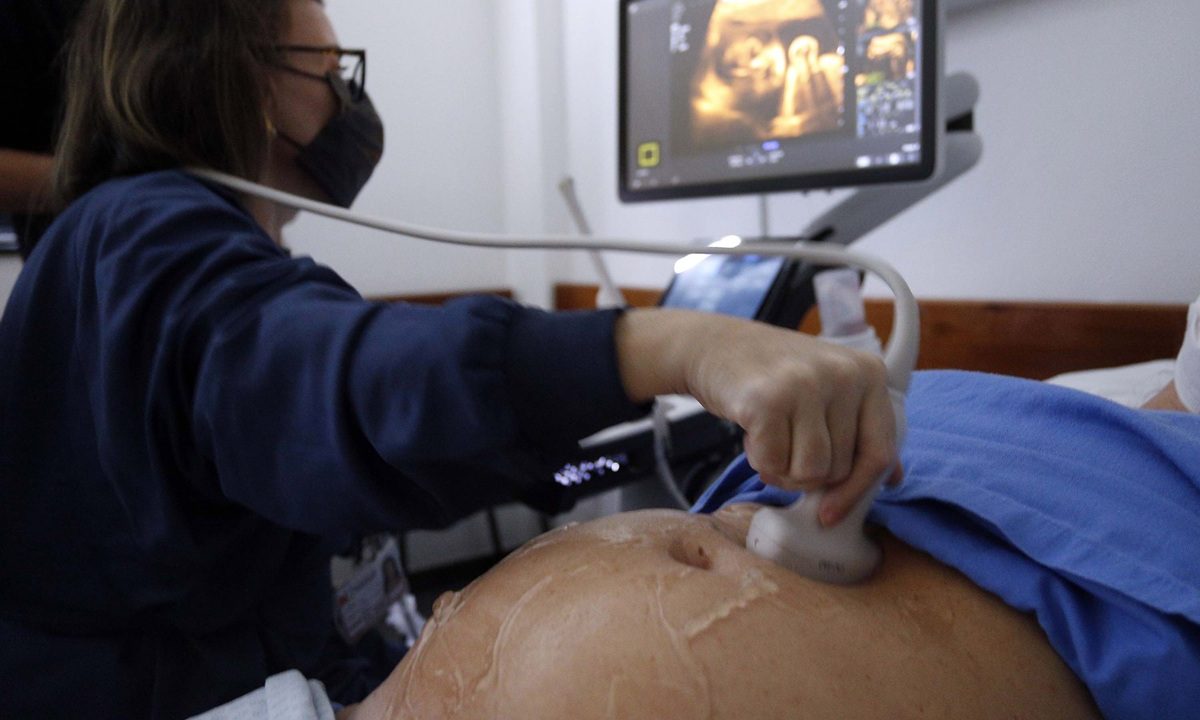 Gravidez na adolescência cai 20% no Paraná e índice supera média nacional, aponta levantamento