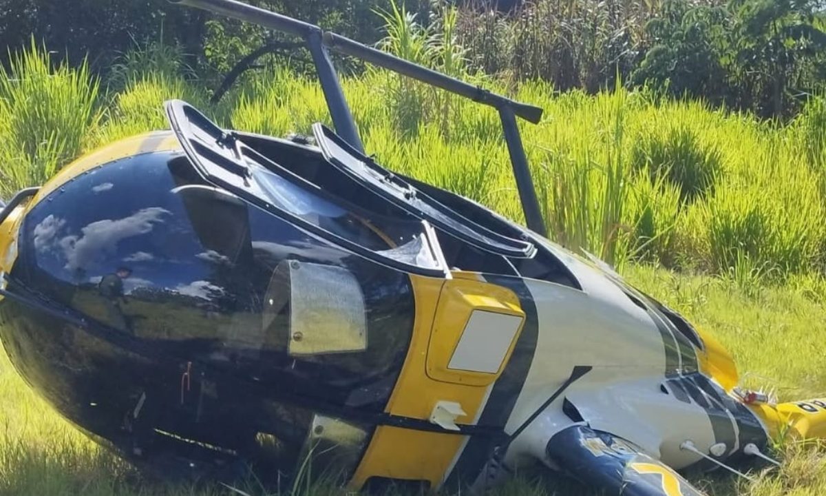 Helicóptero Falcão 12 do BPMOA no chão após pouso de emergência em Matelândia
