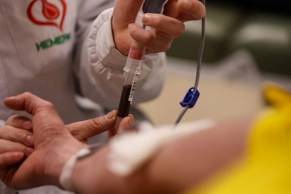 profissional da saúde coletando sangue de doador.