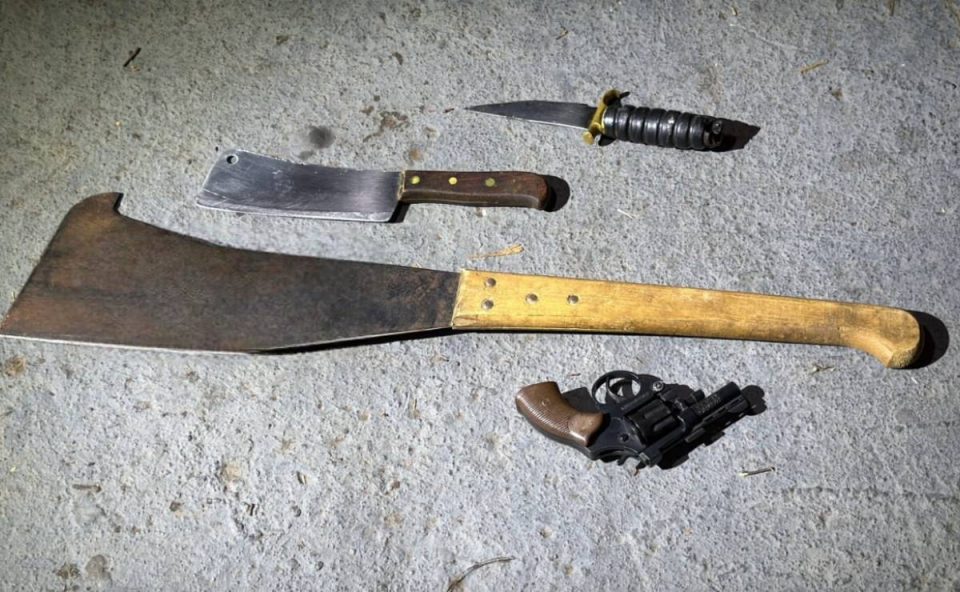 Após a confusão os agentes apreenderam o facão utilizado nas ameaças, duas facas e uma arma de brinquedo