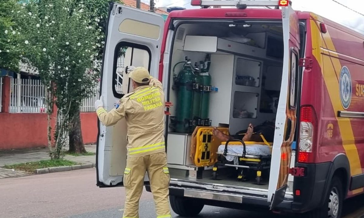 Ambulância do Corpo de Bombeiros durante atendimento