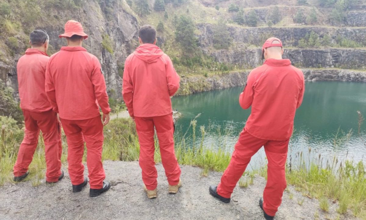 Equipe do Corpo de Bombeiros na beira da Pedreira do Orleans