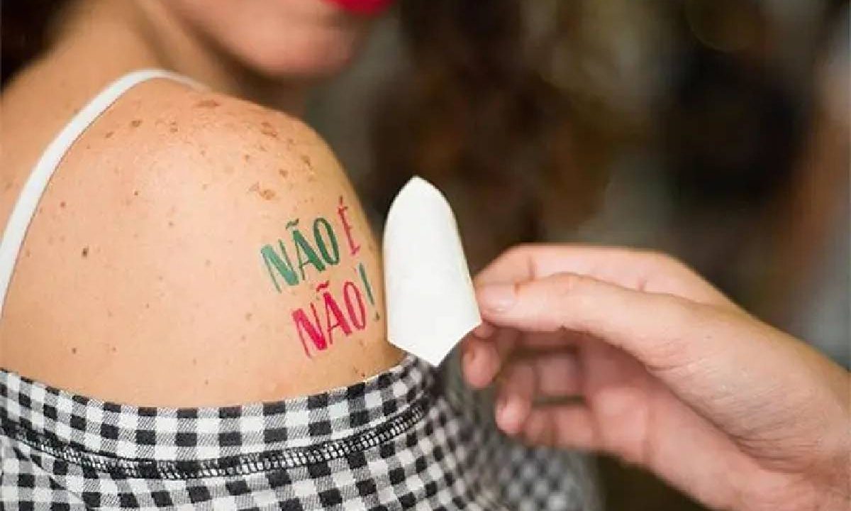 Foto mostra mulher com tatuagem temporária que diz "Não é não"