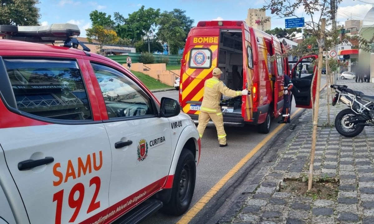 Foto tirada durante o dia mostra ambulâncias do Samu e do Corpo de Bombeiros paradas em frente a funerária