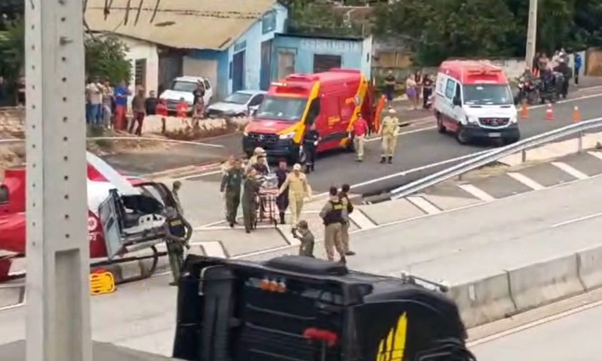 Helicóptero do BPMOA pousado na Rodovia dos Minérios durante resgate de homem esfaqueado em Almirante Tamandaré.