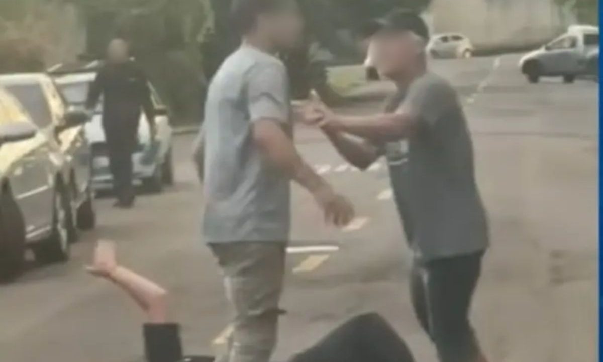 Homem que espancou a esposa sendo confrontado por um vizinho