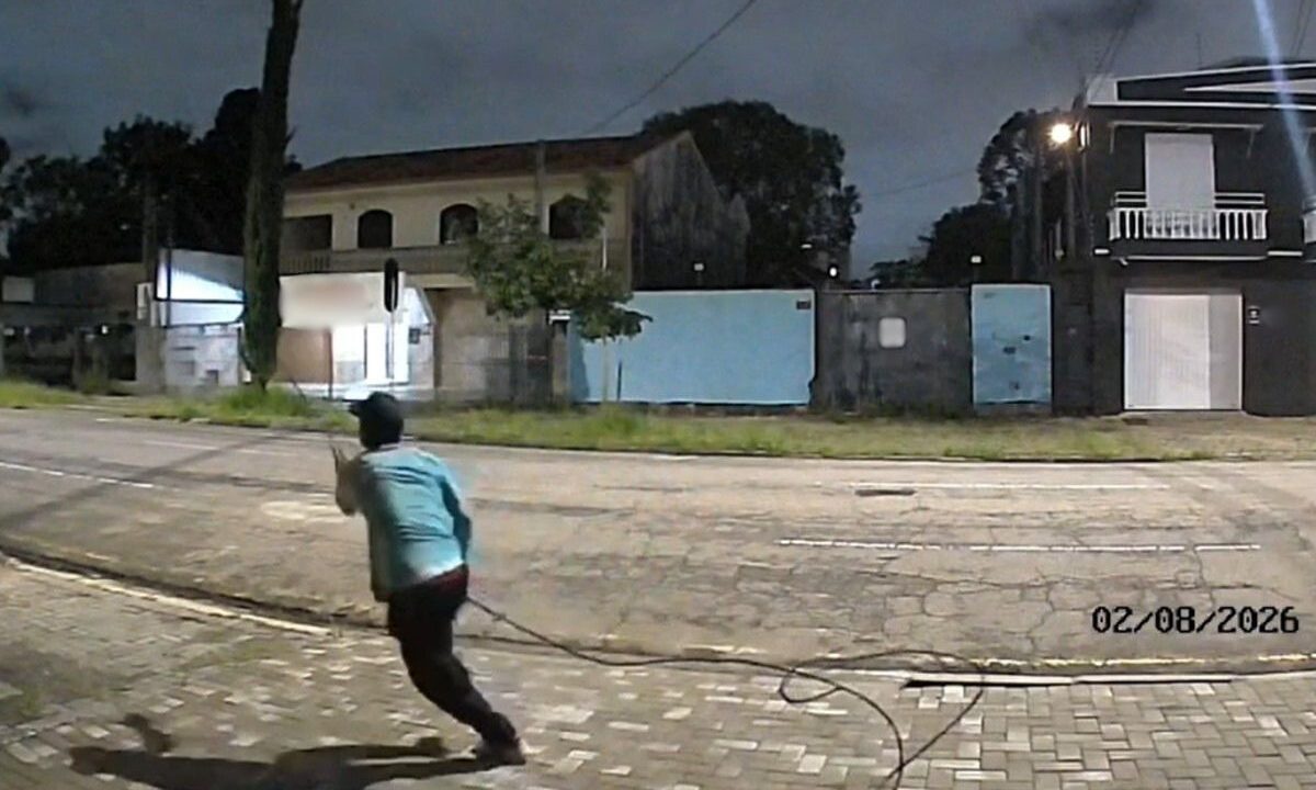 Homem furtando cabo de energia na rua
