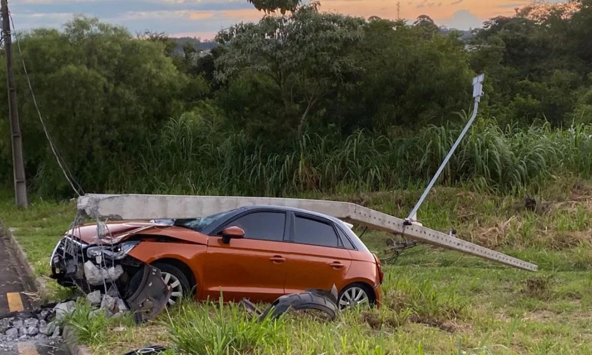 foto do carro da ex do homem que jogou a caminhonete para cima do veículo