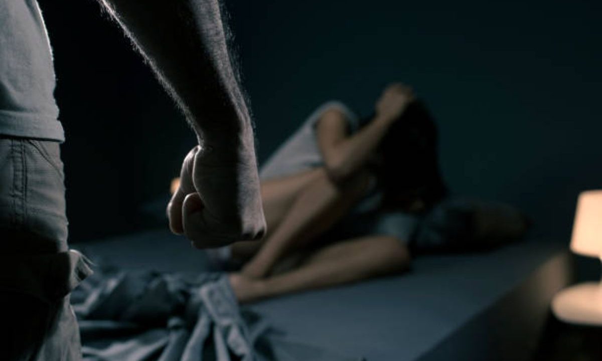 homem joga esposa escada