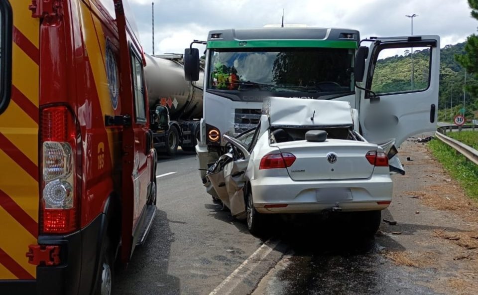 Foto mostra carro esmagado após colisão com caminhão em União da Vitória