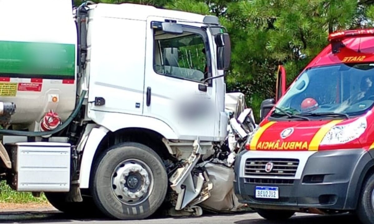 Foto mostra carro esmagado após colisão com caminhão em União da Vitória