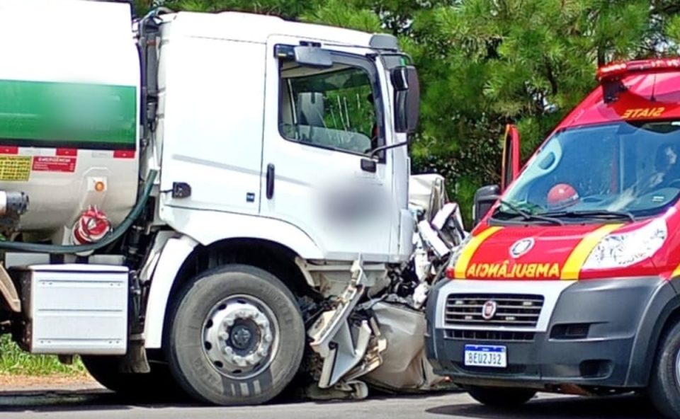 Foto mostra carro esmagado após colisão com caminhão em União da Vitória