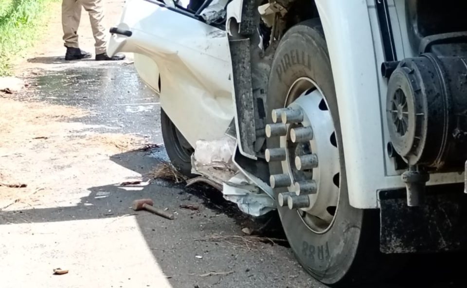 Foto mostra carro esmagado após colisão com caminhão em União da Vitória
