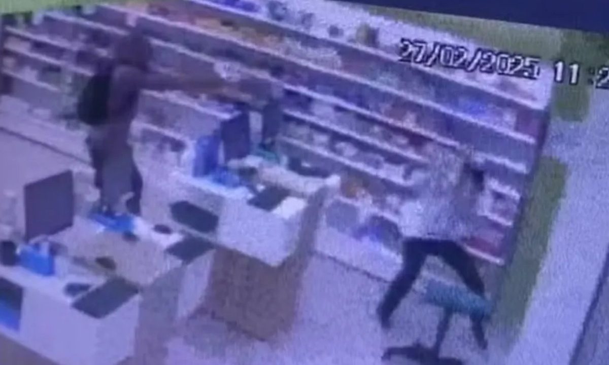 Imagem registrada por câmera de segurança mostra réu confesso apontando arma para vítima