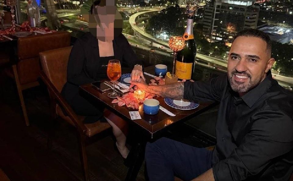 Foto mostra Eric jantando ao lado de uma mulher em um restaurante