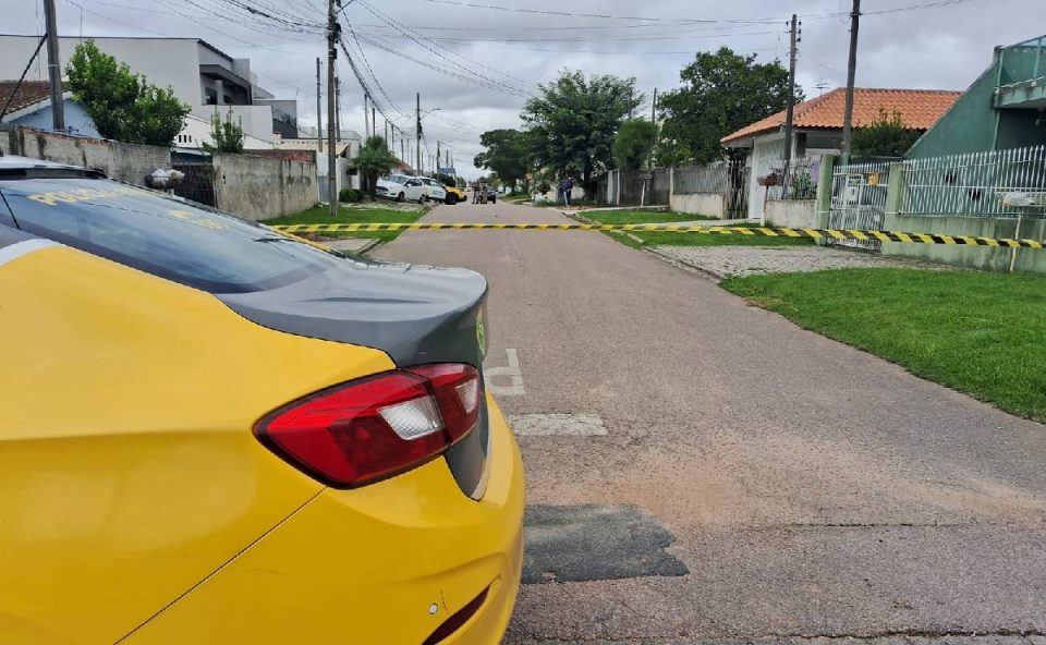 Foto mostra viatura da PM parada na rua onde o crime aconteceu