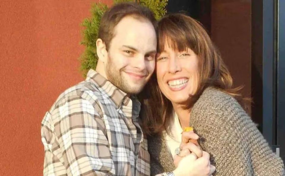Filho e mãe abraçados