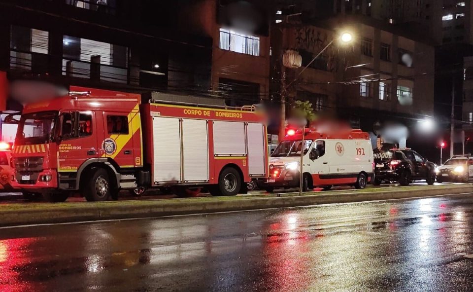Carros do Corpo de Bombeiros e Polícia Militar durante ocorrência no Centro de Curitiba