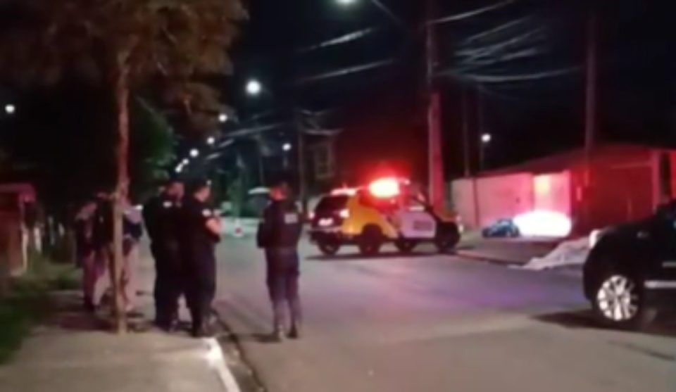 Viaturas da Polícia Civil e da Guarda Municipal durante atendimento a homicídio no bairro Maria Antonieta, em Pinhais, à noite