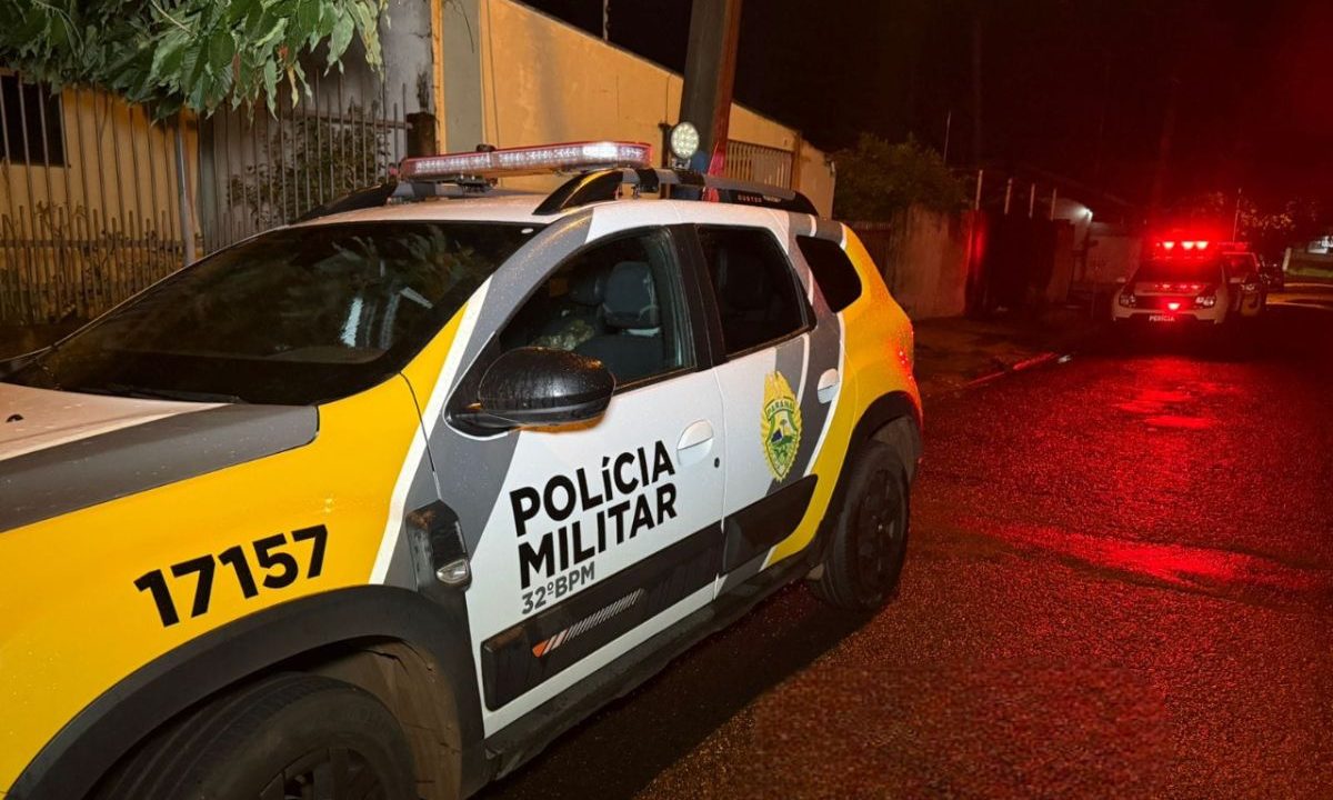 local onde a idosa foi encontrada morta dentro de caso. na imagem aparece uma viatura da polícia