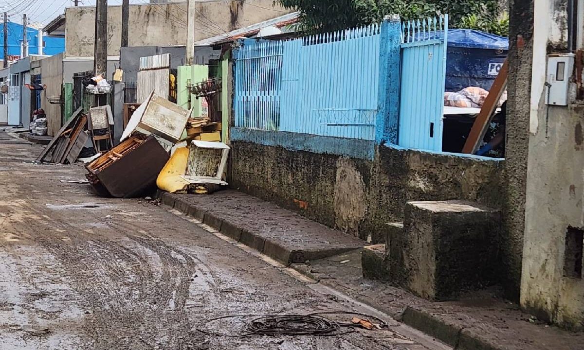 idoso-e-resgatado-durante-alagamento