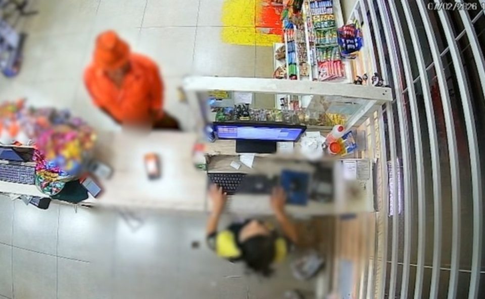 Imagem registrada por câmera de segurança mostra idoso urinando em frente ao balcão de uma conveniência de posto de combustíveis enquanto era atendido por caixa