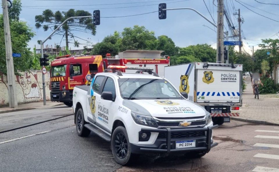 Ambulância do Corpo de Bombeiros e carros da Polícia Científica na rua
