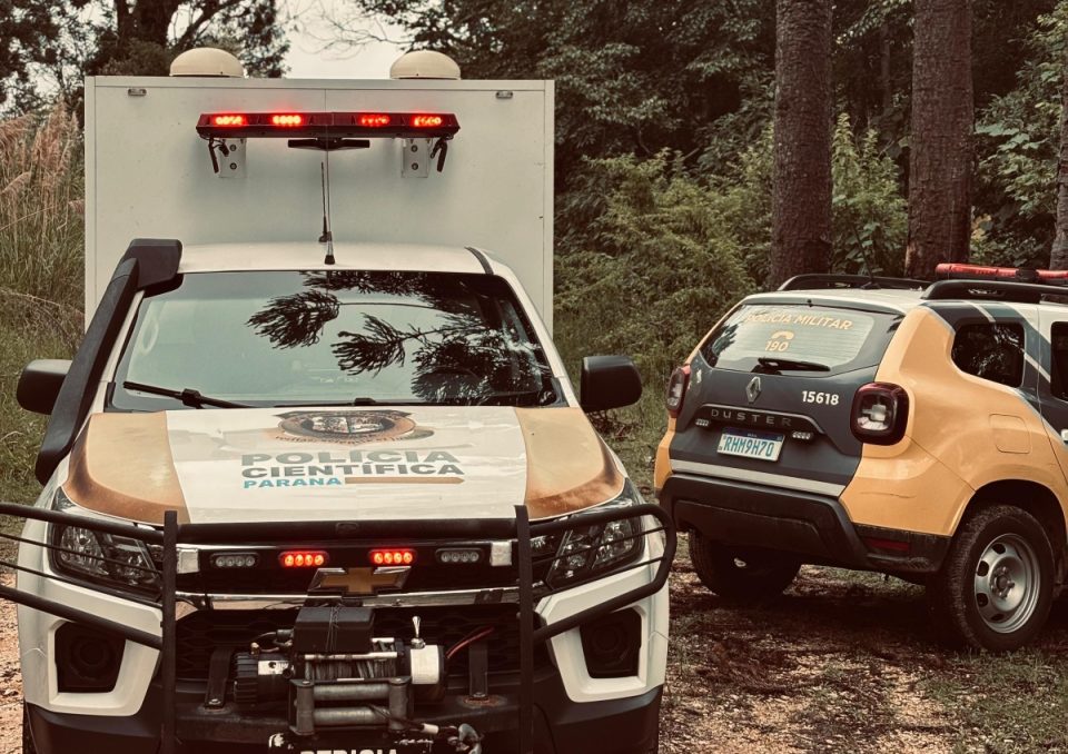 Viatura da Polícia Militar em local isolado após registro de morte em via pública.