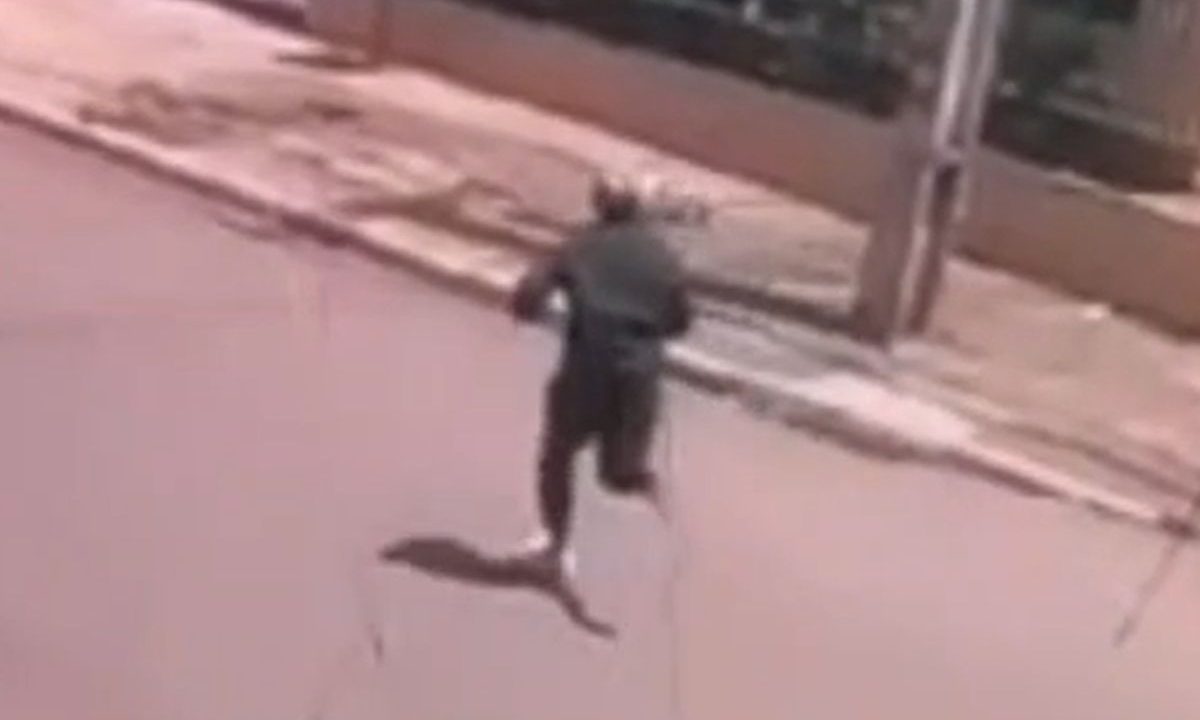 foto do suspeito de matar o jovem dentro de supermercado correndo na rua para fugir