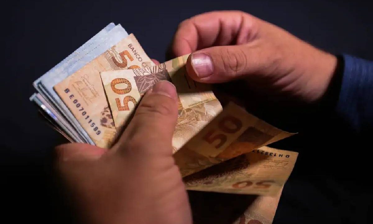Durante a abordagem, o rapaz teria resistido à prisão e avançado contra os policiais