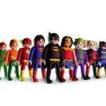 Personagens da DC Comics, reinterpretados no visual de Playmobil que serão surpresa dos chocolates Kinder Ovo.