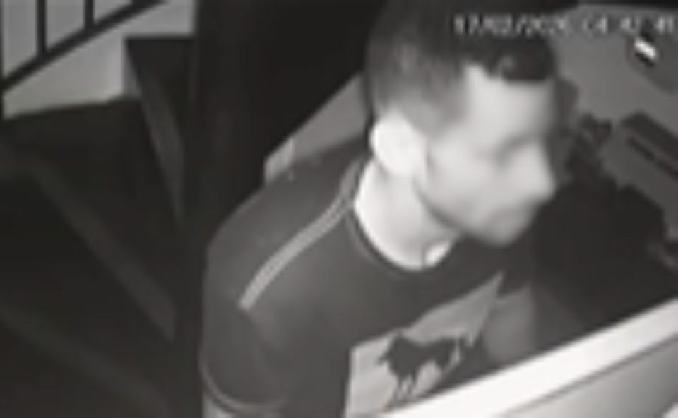 foto do ladrão dentro de uma loja após invadir o shopping